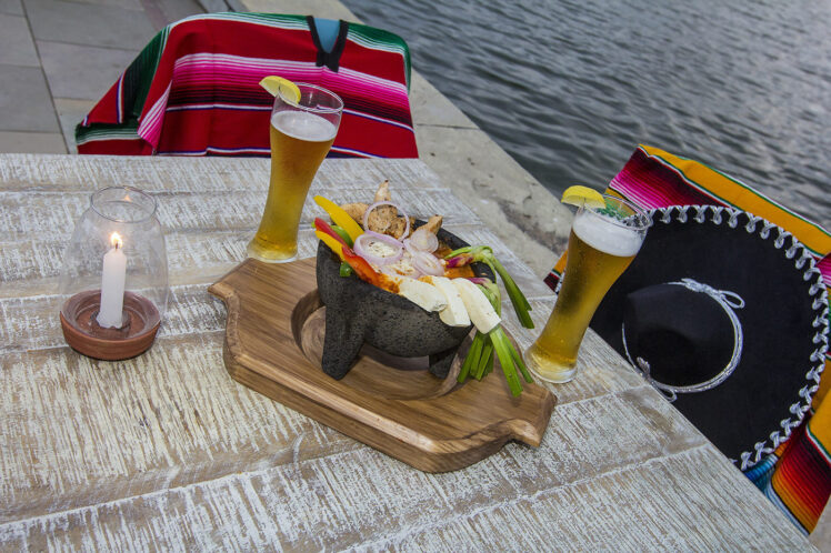 Molcajete med rykande het salsa serverad direkt i lavastensmortel