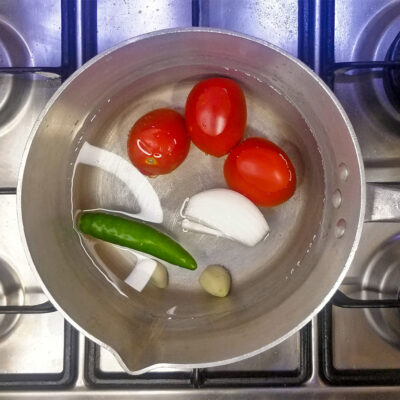 Lägg ingredienserna i en kastrull med vatten