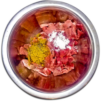 Tillsätt kryddor till köttet