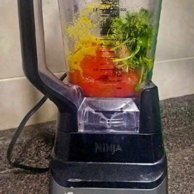 Kör alla ingredienser i en blender