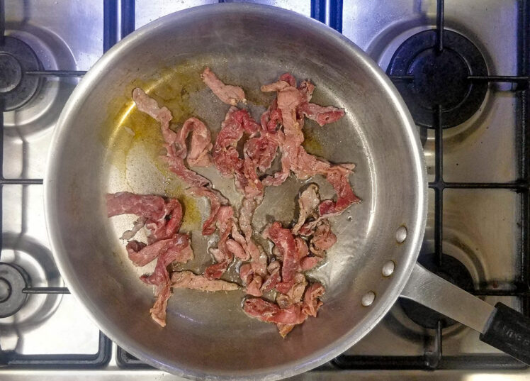 Bryn köttet i en stekpanna