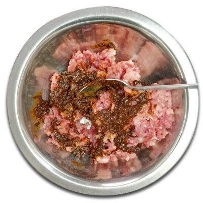 Tillsätt marinaden till det hackade köttet