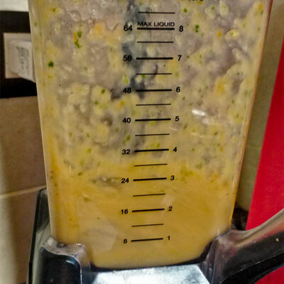 Kör alla ingredienser i en blender till en slät salsa