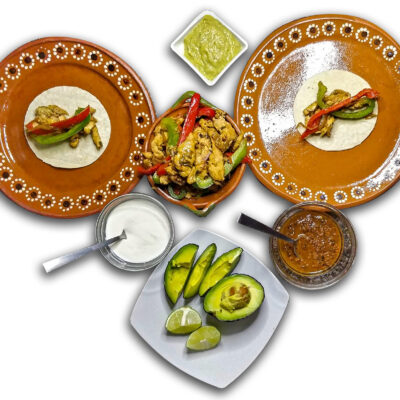 Bord med uppdukad chicken fajita