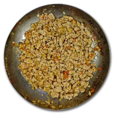 Ställ den färdiga färsen åt sidan tills det är dags att fylla dina chili