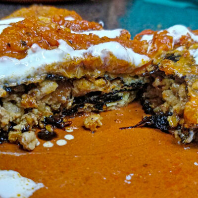 Genomskärning av Chile Relleno med tomatsalsa och grädde