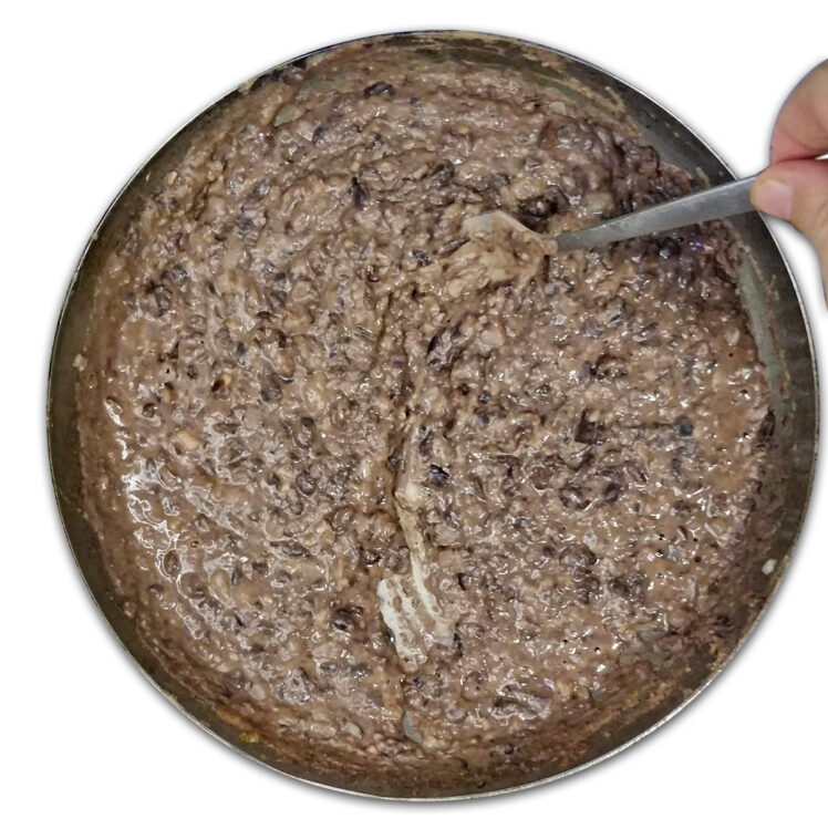 Bönorna är färdiga när de flesta är mosade och det tar en stund innan bönorna flyter ihop efter att du separerat dem med en sked eller gaffel