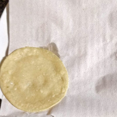 Låt tortillan rinna av på hushållspapper