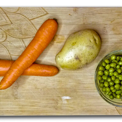 Morrötter, potatis och gröna ärtor