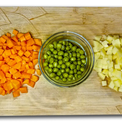 Små kuber av potatis och morrötter