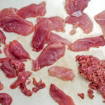 Skär köttet i skivor, sedan i remsor och sedan i små kuber.