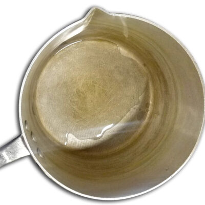 Hetta upp olja i en kastrull