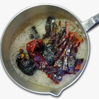 Koka de torkade chilifrukterna