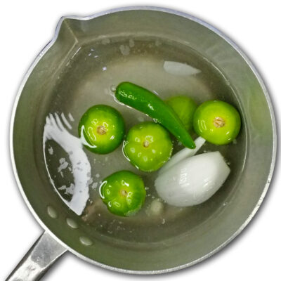 Koka ingredienser till Salsa Verde