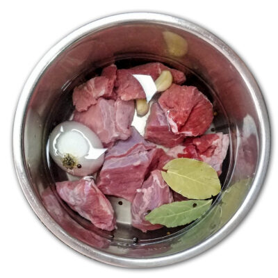 Lägg alla ingredienser i en kastrull med vatten och djud tills mört