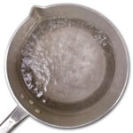 Koka upp vatten i en kastrull