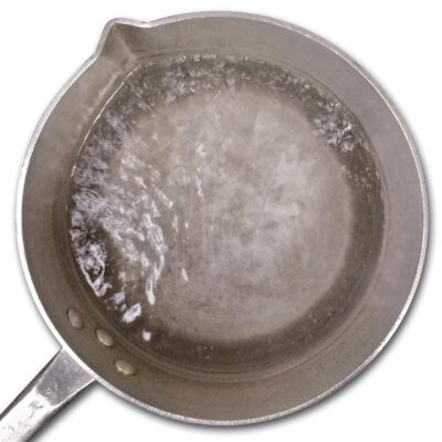 Koka upp vatten i en kastrull