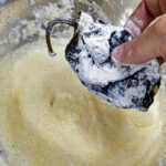 Doppa den mjölade chilin i frityrsmeten