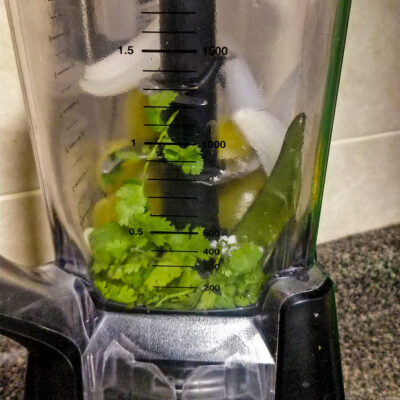 Lägg alla ingredienser till din Salsa Verde i en blender