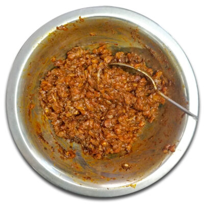 Rör om väl och låt marinera minst över natten i kylskåpet