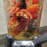 Tillsätt tomat, förvälld chili och lite av vätskan