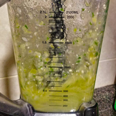 Kör mixern till en jämn salsa verde