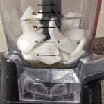 Lägg lök, vitlök, kryddor och vinäger i blendern