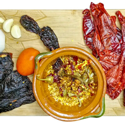 Rensa chilifrukterna på deras frön