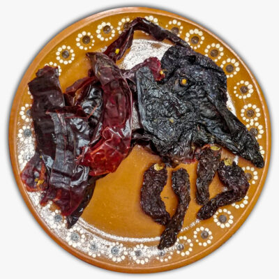 Torkade chilifrukter på ett fat