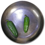 Lägg chilifrukterna i en het torr stekpanna