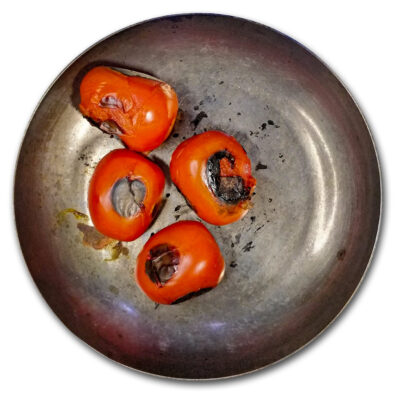 Tomater som är färdigrostade och redo att mixas till en salsa