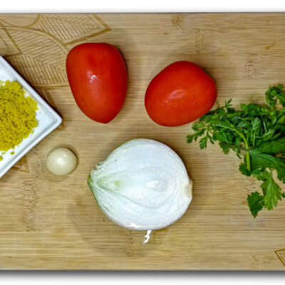 Förbered tomat, vitlök, koriander, lök och buljong