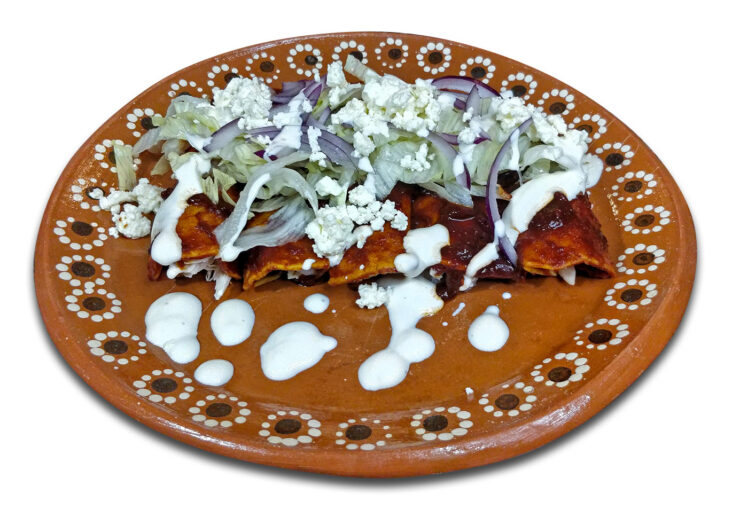 Enchilada Rojas med sallad, grädde, lök, ost. Vegetariska och med kyckling