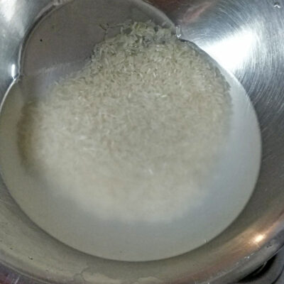 Skölj riset i vatten