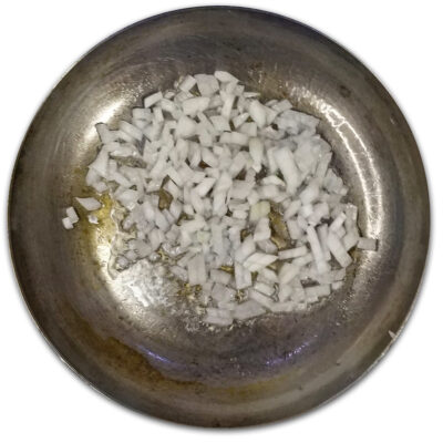 Tillsätt och stek den hackade löken tills den mjuknat