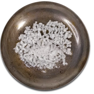 Stek löken i lite olja på medelhög temperatur