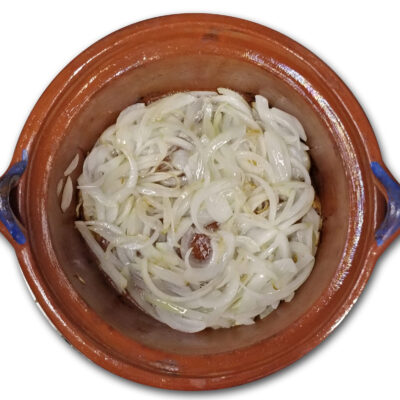 Stek löken tills den är mjuk och precis börjar få lite färg