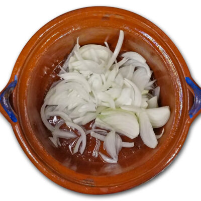 Strimla och lägg löken i en gryta med lite olja