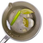 Tillsätt övriga ingredienser så som salt, peppar, selleri, lök, vitlök och lagerblad