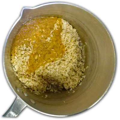 Tillsätt salsan till riset och fräs under omrörning