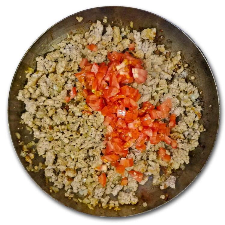 Tillsätt tomaterna och stek ytterligare några minuter tills tomaterna brytits ned något