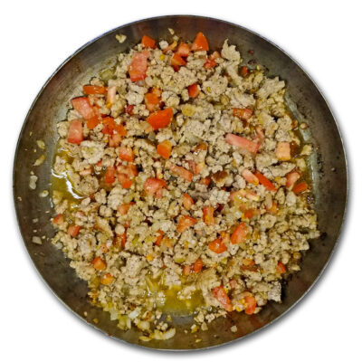 Tillsätt vatten och skrapa loss allt som fastnat i pannan