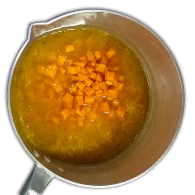 Tillsätt morrötterna, potatis och vatten