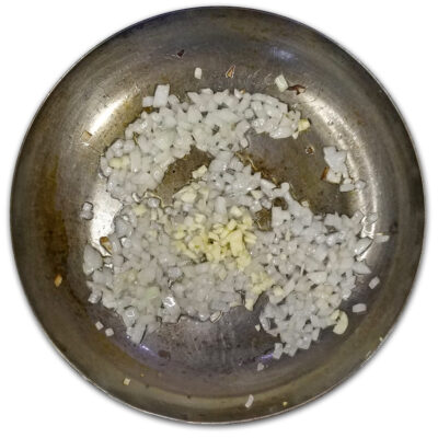 Tillsätt den hackade vitlöken och stek ytterligare en minut under omrörning