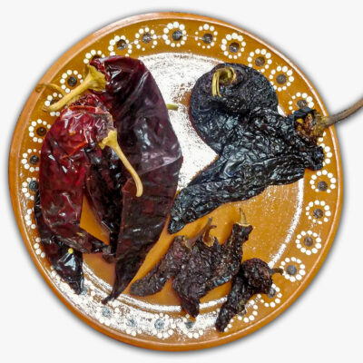 Torkade chilifrukter på ett fat