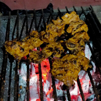 Grilla andra sidan av kycklingen ytterligare 5-6 minuter eller tills köttet är helt vitt rakt igenom