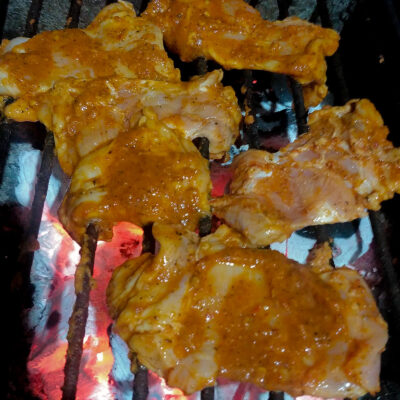 Lägg kycklingen på grillen och grilla 5-6 minuter per sida