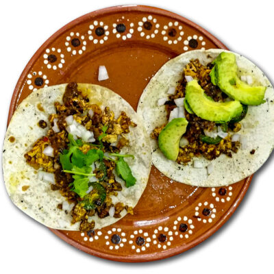 Huevos con Chorizo från ovan med salsa, avocado, hackad lök och koriander