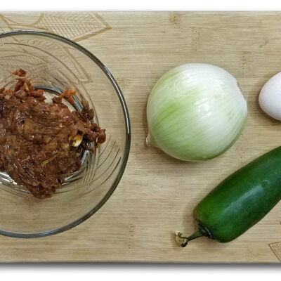 Enkla ingredienser, chorizo, ägg, lök och eventuellt lite chili