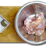 Tvätta kycklingen och lägg den i en skål